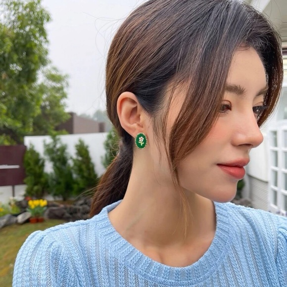 Daisy Flower Detail Oval Stud Earrings - Picture 4 of 7